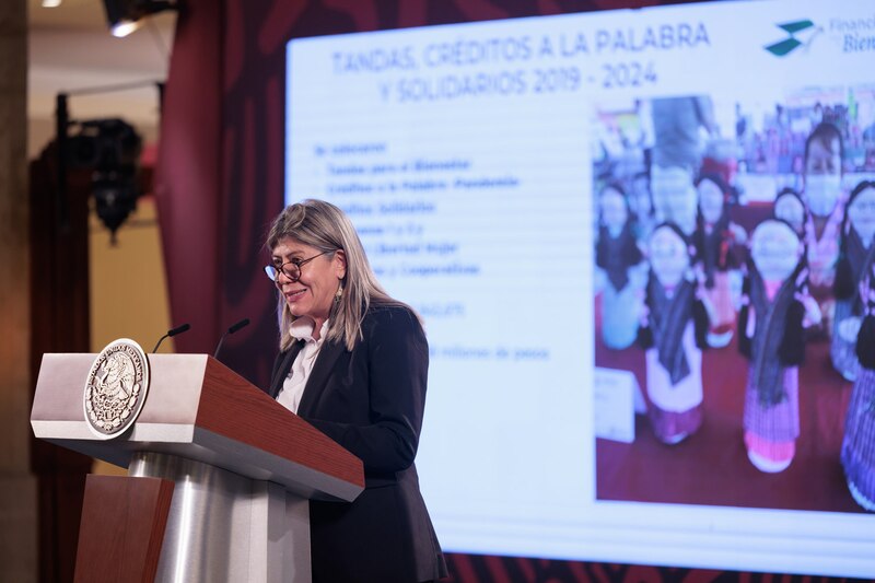 La Secretaria de Educación Pública, Leticia Ramírez, encabeza la ceremonia de entrega de becas "Benito Juárez"