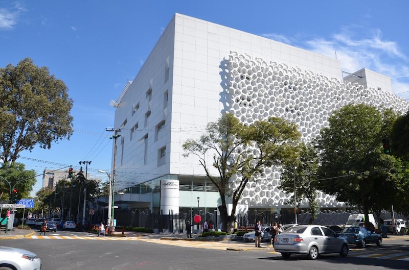Edificio moderno con fachada de hexágonos