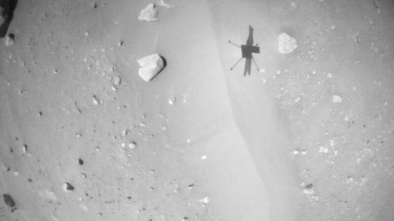 La sombra de un módulo de aterrizaje en la superficie de la Luna