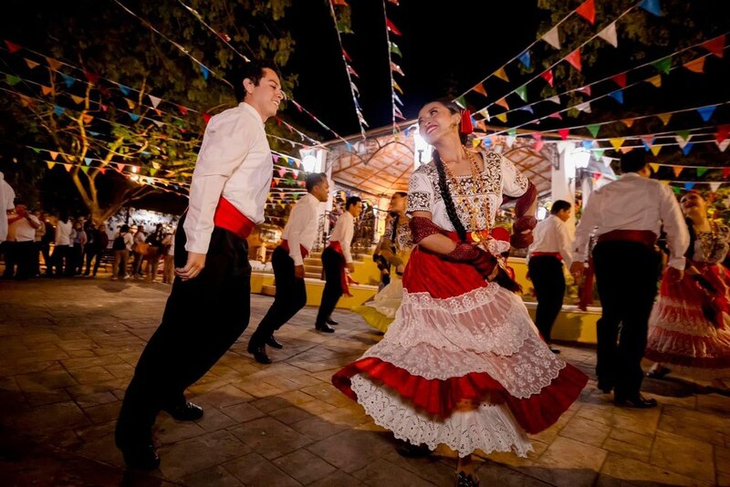 Pareja bailando en una fiesta mexicana
