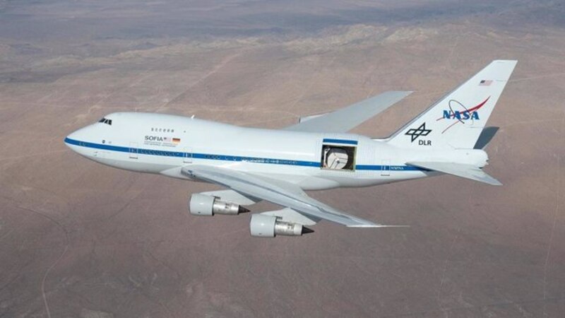 El avión SOFIA de la NASA vuela sobre el desierto de Mojave