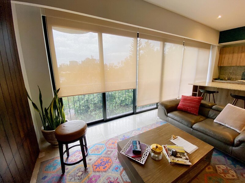 Sala de estar con ventanales y mucha luz natural