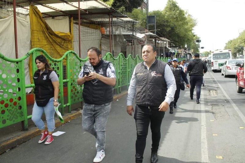 Candidato a la alcaldía de Iztapalapa camina por calles de la demarcación