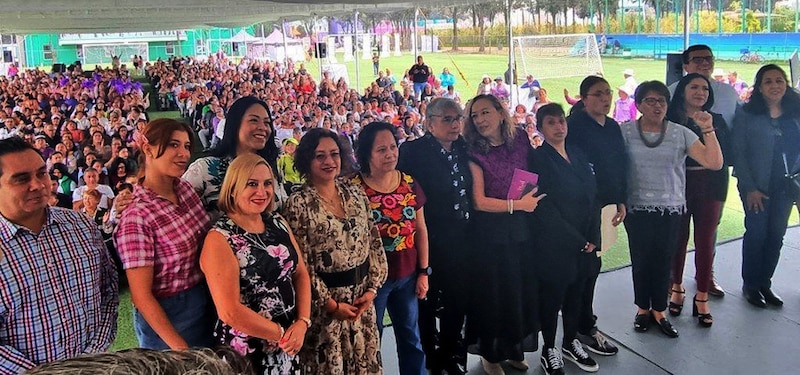 Entrega de reconocimientos a profesoras en el marco del Día del Maestro