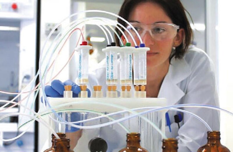 Científica trabajando en un laboratorio