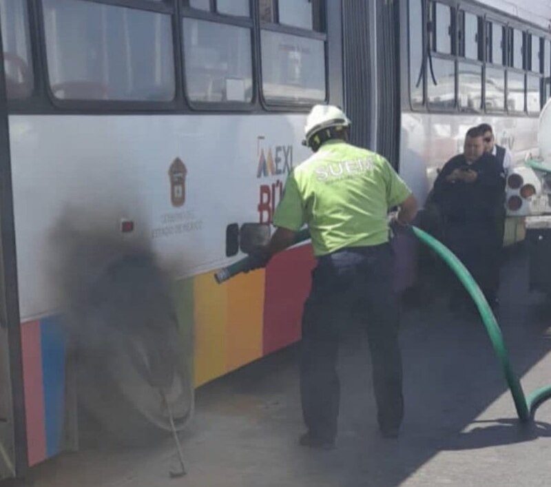 Bombero apaga incendio en autobús