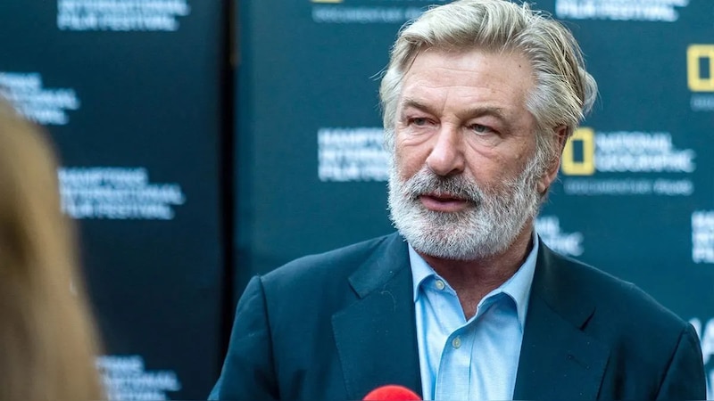 El actor Alec Baldwin habla en una conferencia de prensa.