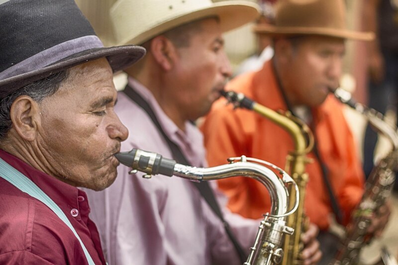 Mariachis tocando en la calle
