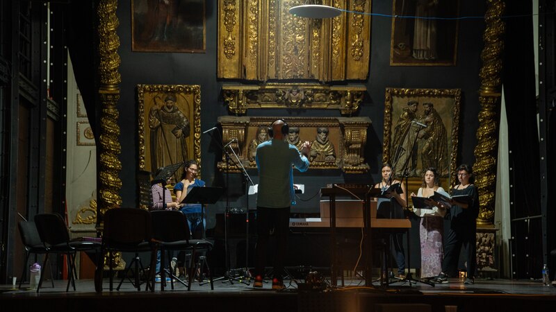 Coro cantando en una iglesia