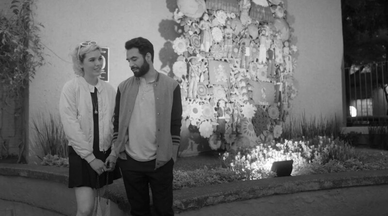 Pareja caminando de la mano en blanco y negro