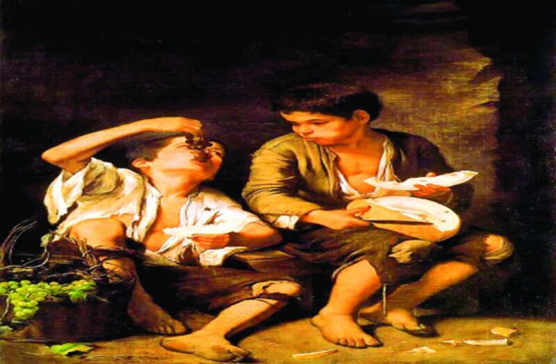 Los dos niños comiendo uvas y queso