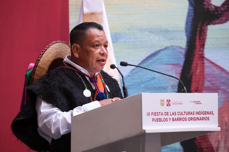 - Líder indígena pronuncia un discurso en un evento cultural en México.