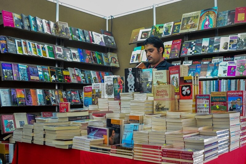 Expositor de libros en la FIL de Oaxaca