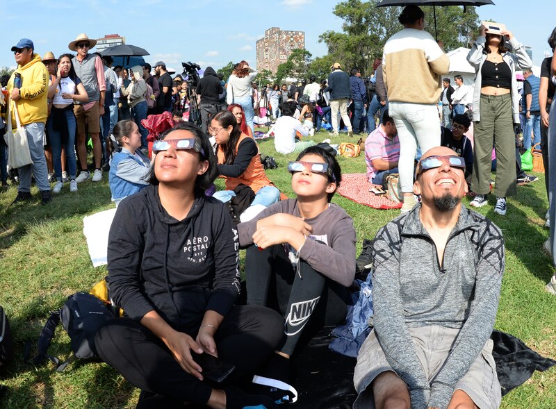 Un eclipse solar es un evento astronómico que ocurre cuando la Luna se interpone entre la Tierra y el Sol, proyectando una sombra sobre la Tierra.