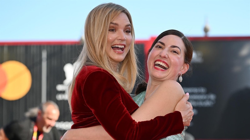 Penélope Cruz y su hermana Mónica Cruz en la alfombra roja del Festival de Cine de Venecia