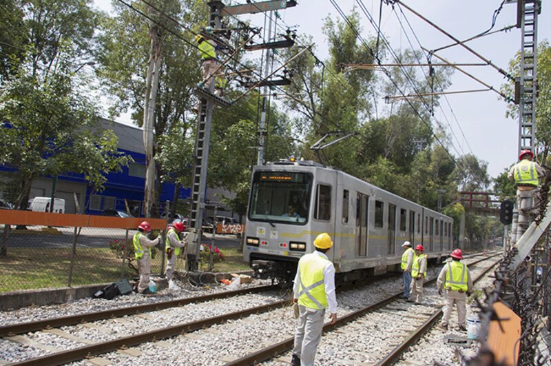 Trabajadores del Metro de la Ciudad de México realizan labores de mantenimiento en las vías.