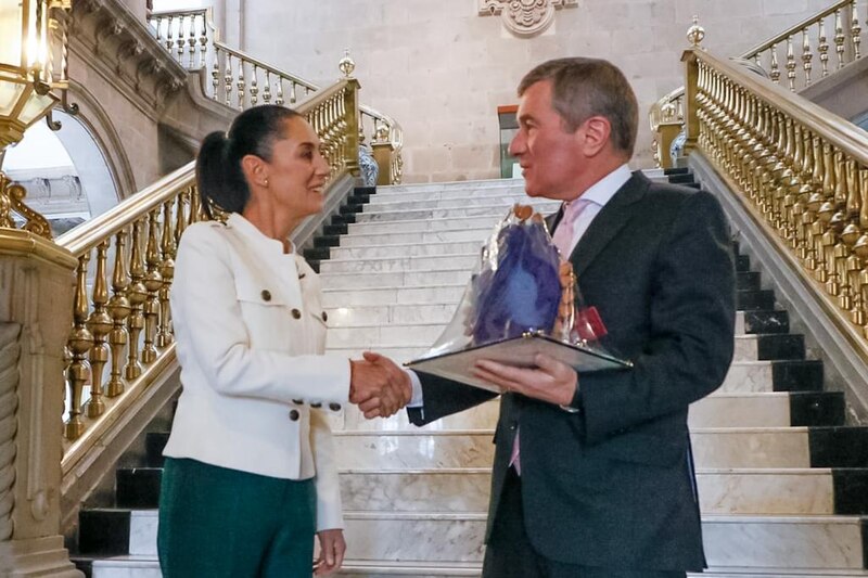 La presidenta de la Comunidad de Madrid, Isabel Díaz Ayuso, entrega un premio a un empresario.