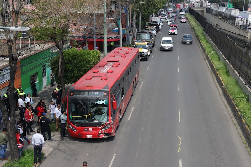 Un Metrobús que se quedó sin frenos provocó una carambola, con saldo de varios carros y motos chocadas, pero ninguna víctima de gravedad. Los hechos en Eje 1 Norte y Santos Dumon, colonia Aviación Civil, Alcaldía Venustiano Carranza.