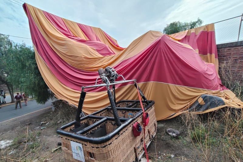 Accidente en Globo aerostático. El paseo turístico terminó en un aterrizaje de emergencia cerca de la zona arqueológica de San Martín, Estado de México.