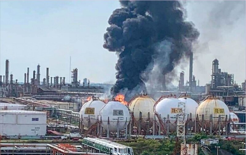 Incendio en una refinería de petróleo