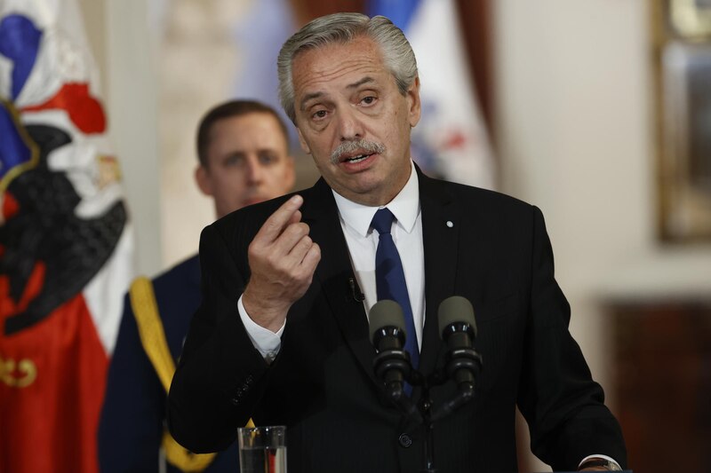 El presidente Iván Duque da un discurso en un evento público.