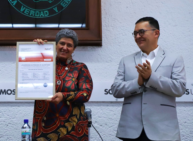 Entrega de reconocimiento a la Dra. María Elena Medina Mora