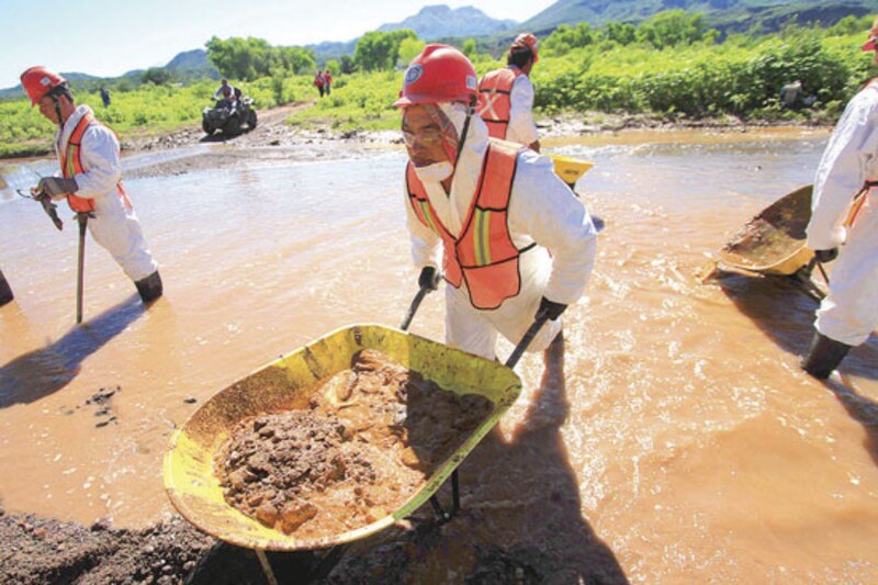 Limpieza de un río contaminado