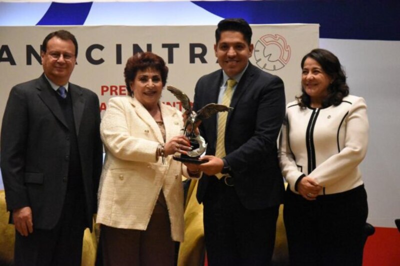 Entrega de premio a la presidenta de la ANC