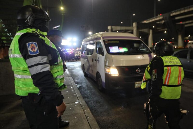 Policía detiene un autobús en la Ciudad de México
