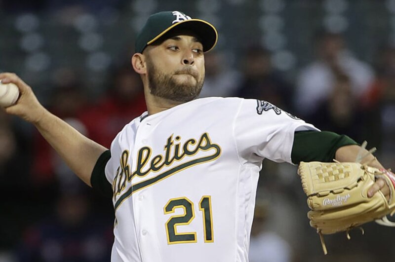 El lanzador de los Atléticos de Oakland, Sean Manaea, lanza la bola durante el partido contra los Medias Blancas de Chicago.