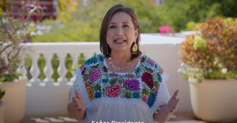 La presidenta electa de Honduras, Xiomara Castro, saluda a sus seguidores desde el balcón de su casa en Tegucigalpa.