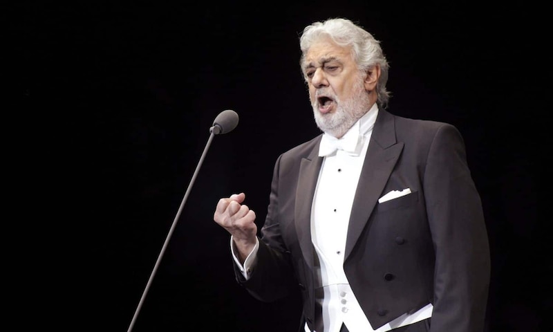 Plácido Domingo cantando en concierto