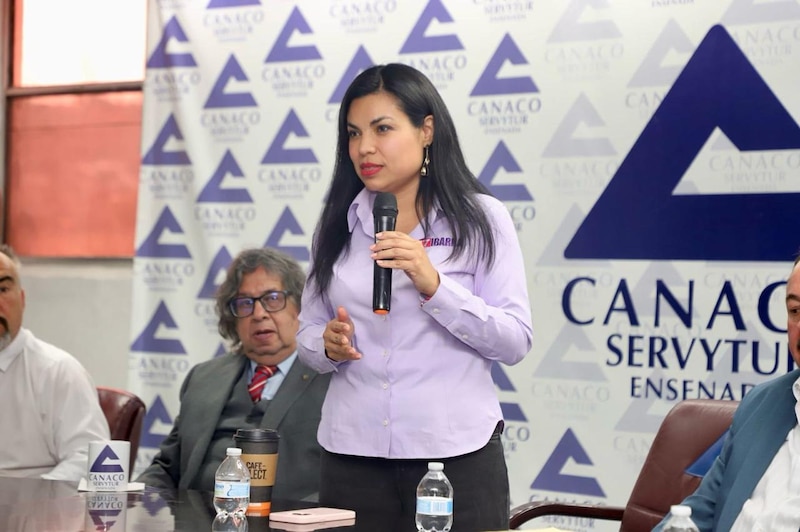 Ana María Ibarra en conferencia desde la Universidad Xochicalco, criticando a la Suprema Corte por su falta de apertura y compromiso democrático