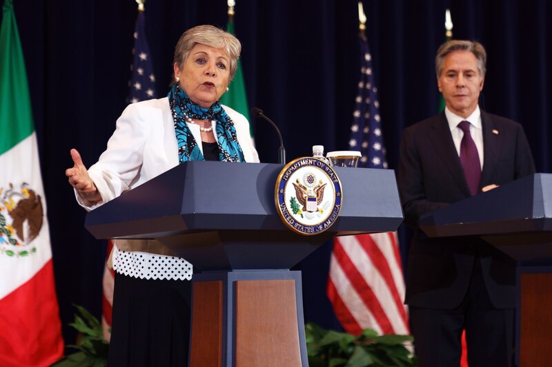 La Secretaria de Relaciones Exteriores de México, Claudia Ruiz Massieu, y el Secretario de Estado de los Estados Unidos, John Kerry, durante una conferencia de prensa conjunta en la Ciudad de México.