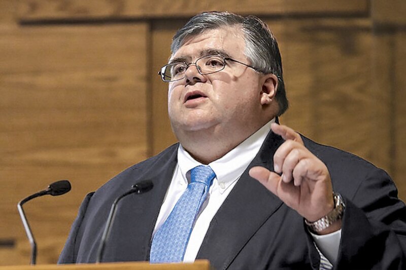 El político da un discurso ante el público