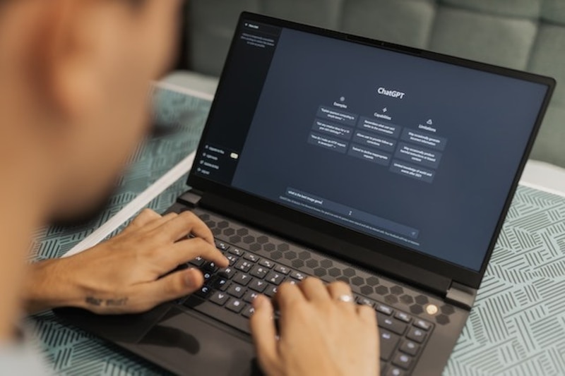 Una persona usando el modelo de lenguaje fluido en español de PaLM 2 para generar texto en español