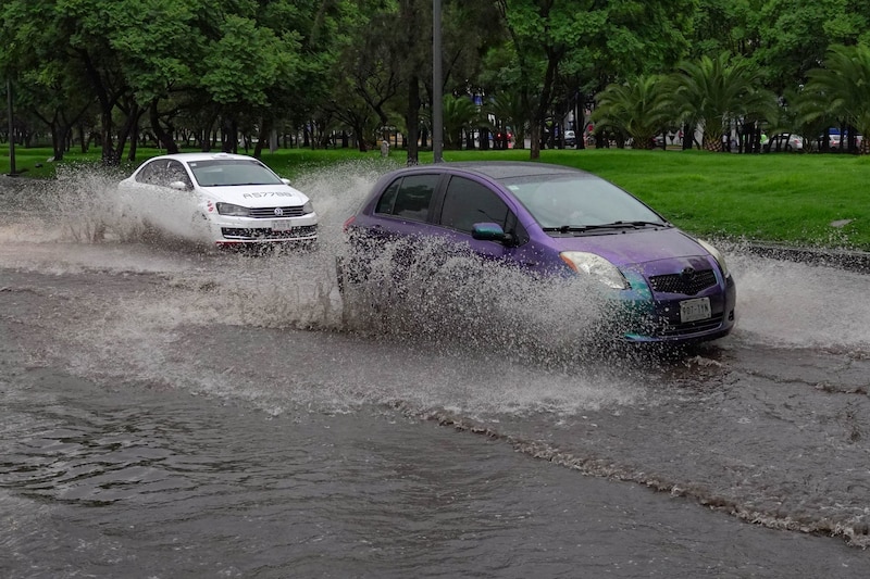 Múltiples vialidades se muestran encharcadas en el arranque del día.