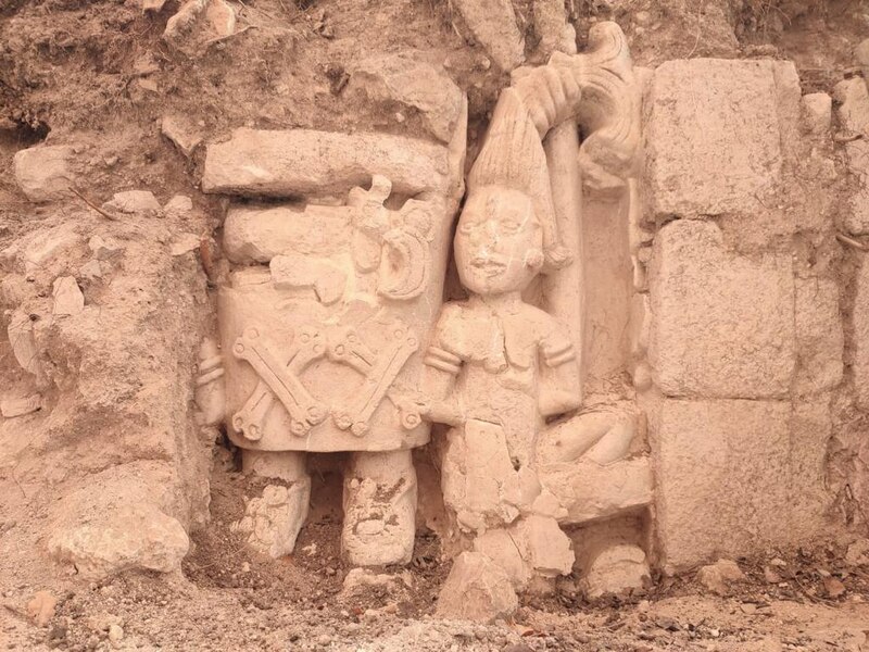 Escultura maya en ruinas