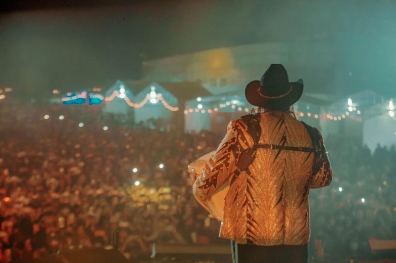 Un cantante de música country actúa en un concierto.