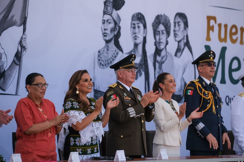 Mara Lezama durante la inauguración de la Base Aérea No. 20 en Tulum, junto a autoridades militares y gubernamentales