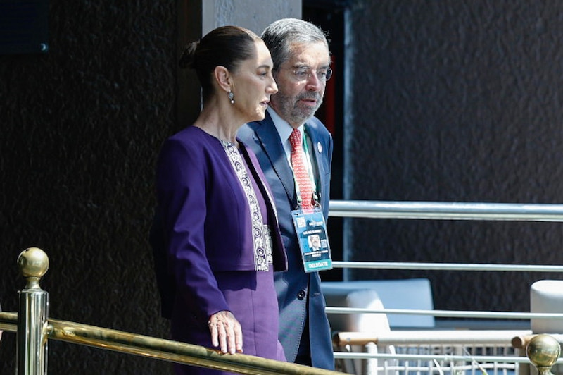 La presidenta de México Claudia Sheinbaum, camina a la salida del hotel Othon Palace, en la playa de Copacabana previo a la cumbre de G20 este lunes en Río de Janeiro.