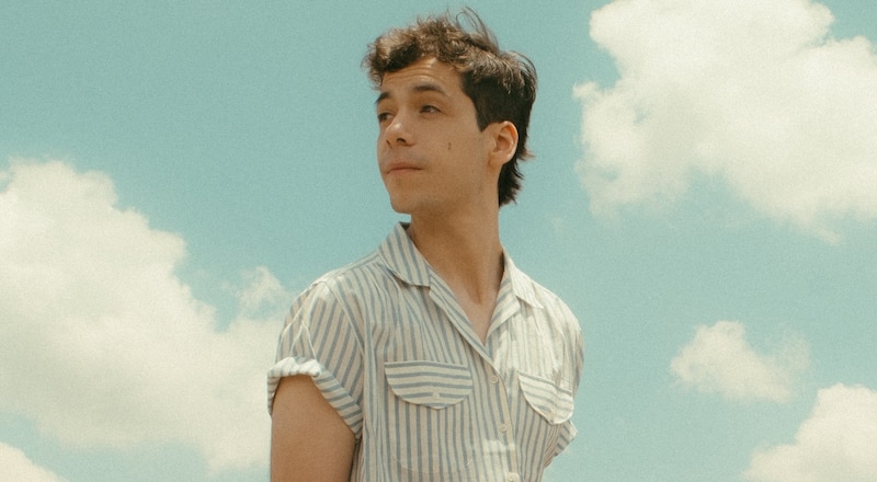 El chico de la camisa azul