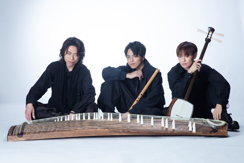 Tres jóvenes tocando instrumentos musicales tradicionales japoneses.