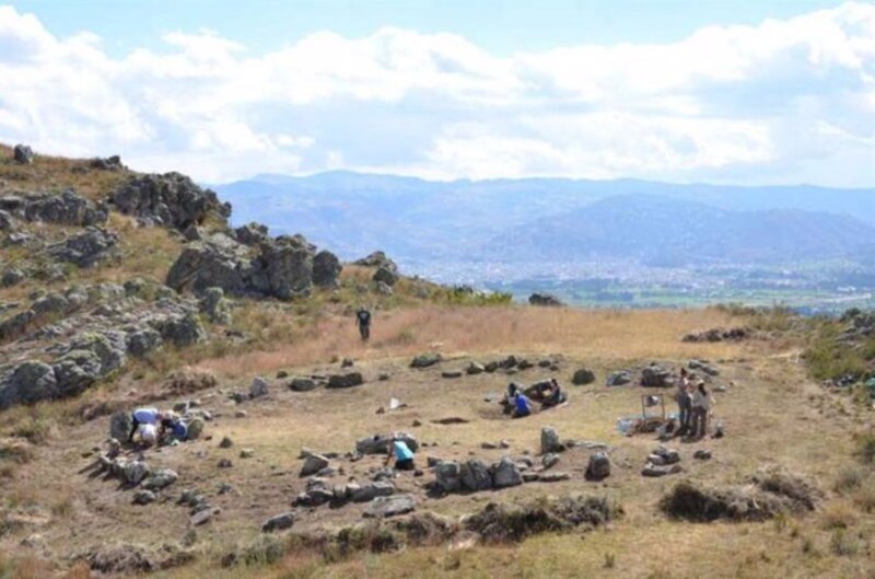 Arqueólogos trabajando en un sitio arqueológico