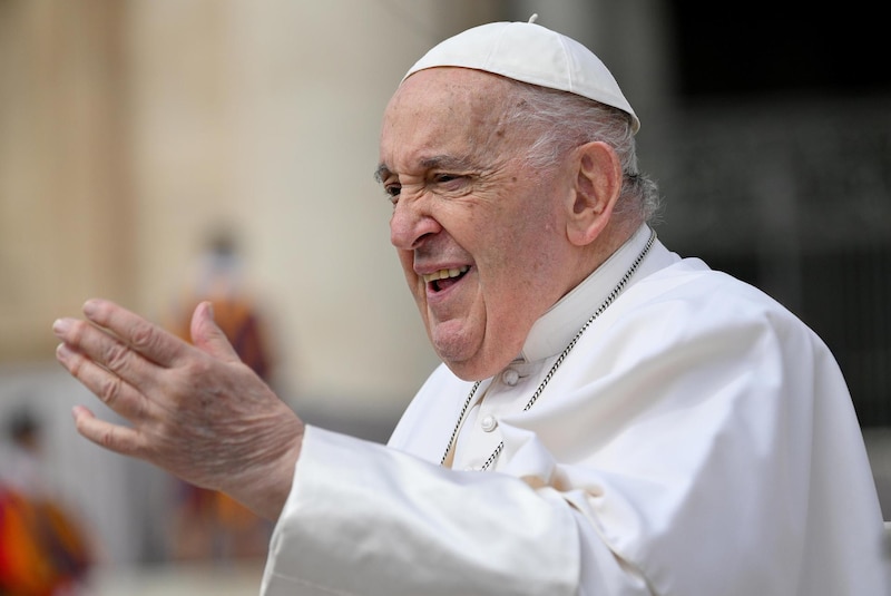 El Papa Francisco saluda a los fieles en la Plaza de San Pedro