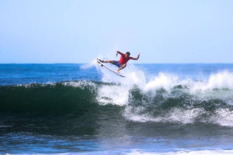 Surfista realizando una maniobra aérea