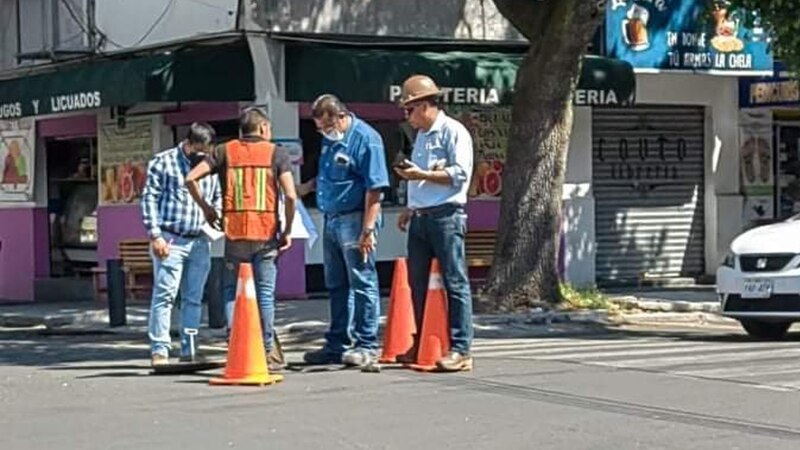 Trabajadores de la CFE realizan trabajos de reparación en la calle