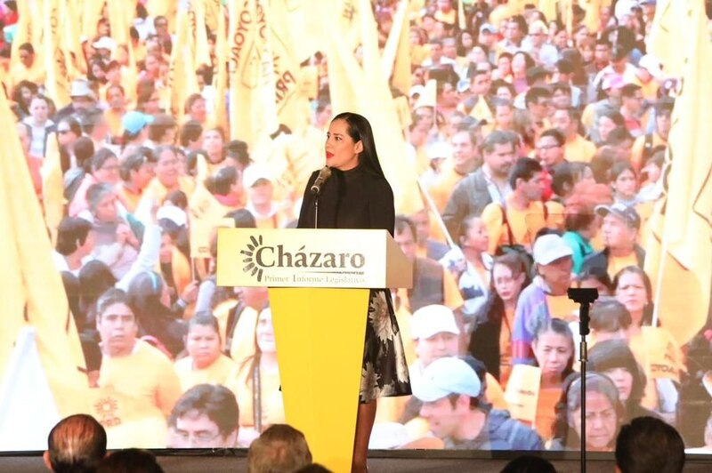 La candidata presidencial peruana Keiko Fujimori da un discurso ante una multitud.