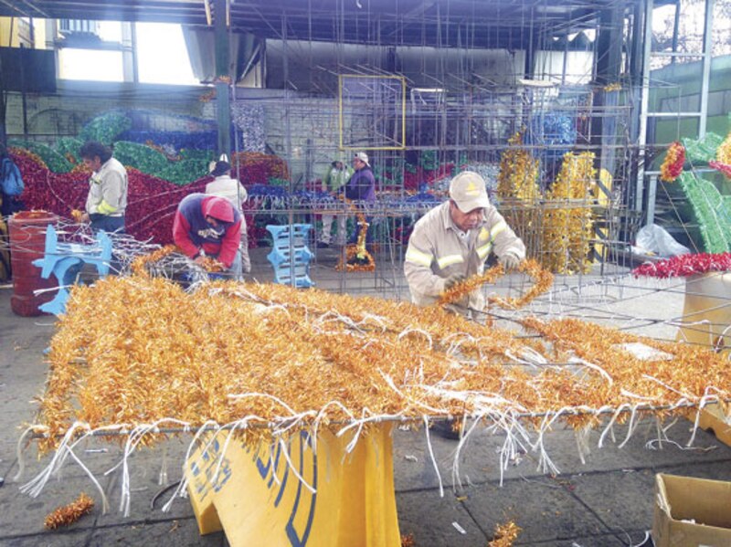 Obreros trabajan en la decoración navideña de la ciudad