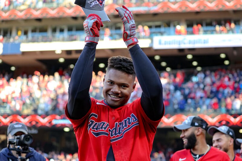 José Ramírez, de los Guardianes de Cleveland, celebra su jonrón en la quinta entrada contra los Medias Blancas de Chicago en el Progressive Field el 15 de abril de 2022.
